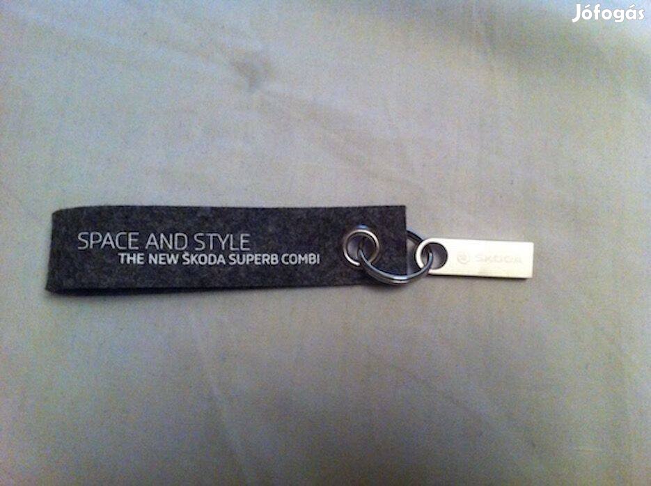 Skoda Superb kulcstartó USB 2.0 pendrive 8 GB