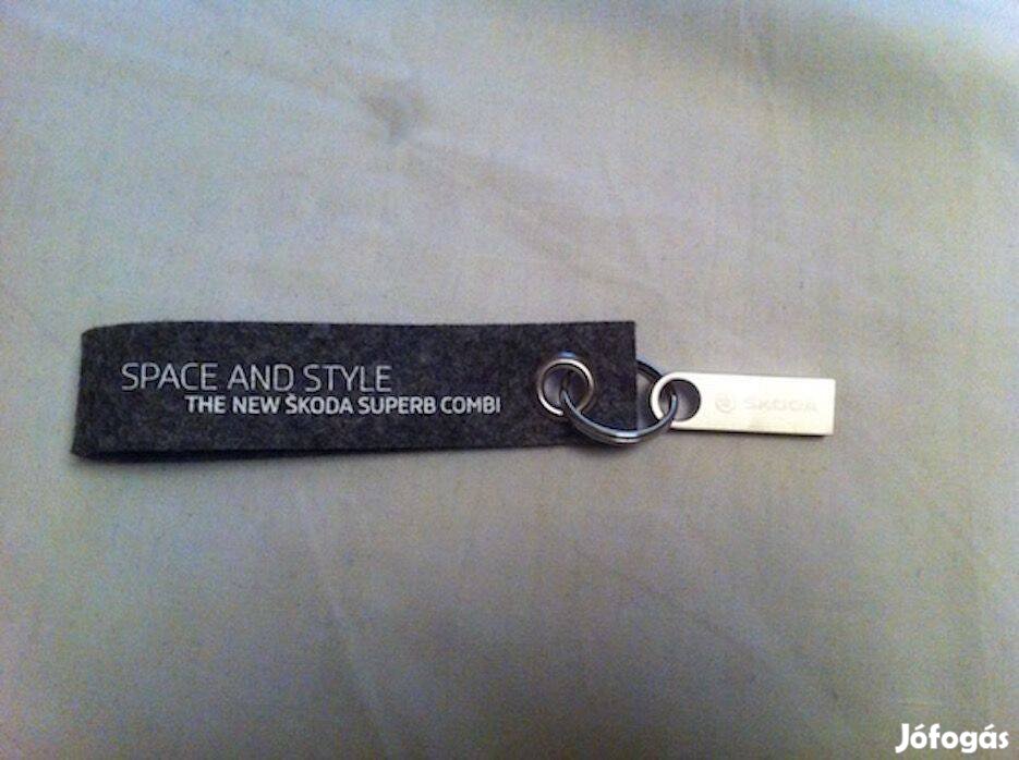 Skoda Superb szürke kulcstartó és 2.0 USB pendrive 8 GB