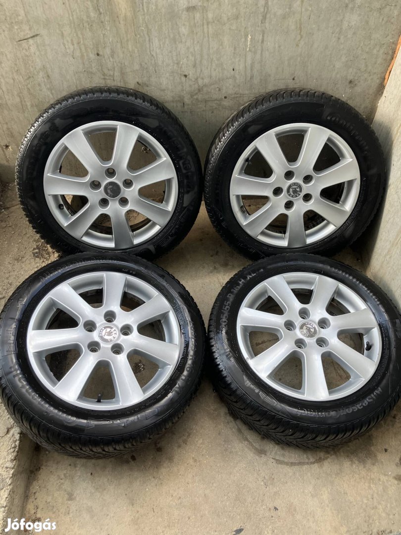 Skoda -ról 16 col 5x112 alufelni négyévszakos gumival
