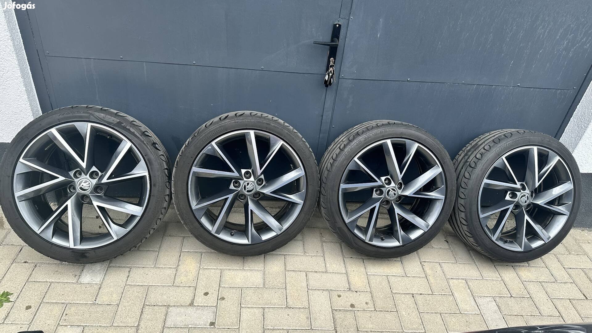 Skoda gyári 19" Vega alufelni 235/40 19 gumival