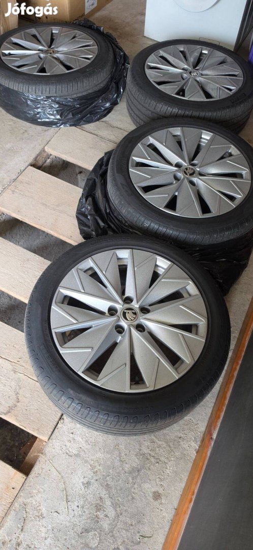 Skoda gyári felni szett 18 ET44 Pirelli Cinturato 23545