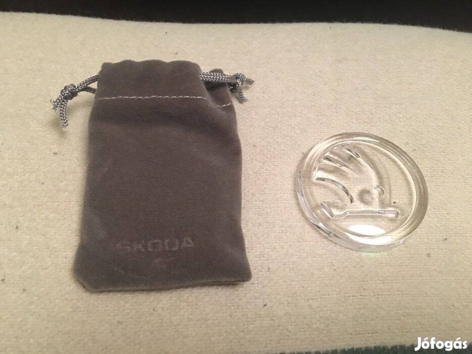 Skoda logós csiszolt kristályüveg papírnehezék