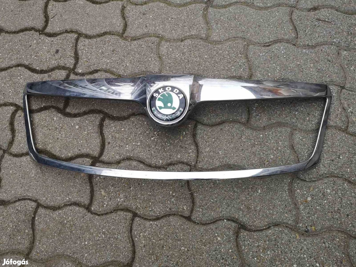 Skoda octavia 2 díszrács króm keret Emblémával