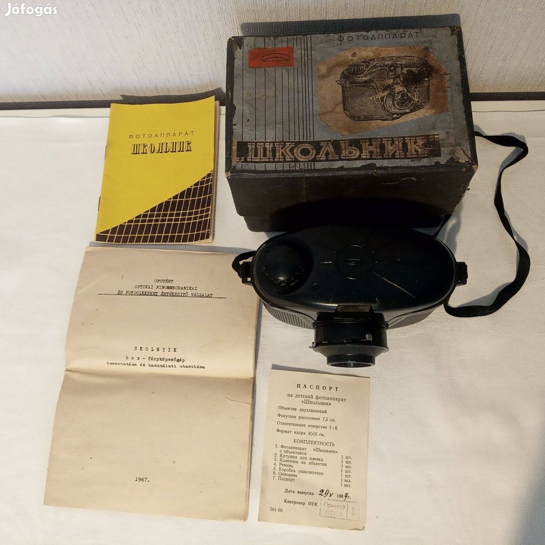 Skolnyik régi fényképezőgép dobozával papírjaival