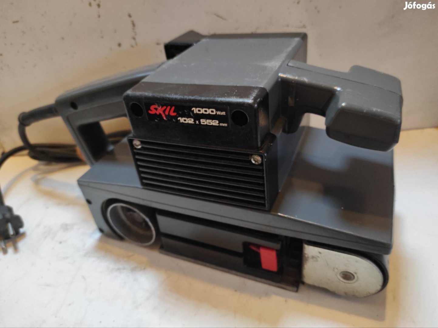 Skyl 1400H1 1000 W-os 10 cm széles szalagcsiszoló Makita papirral