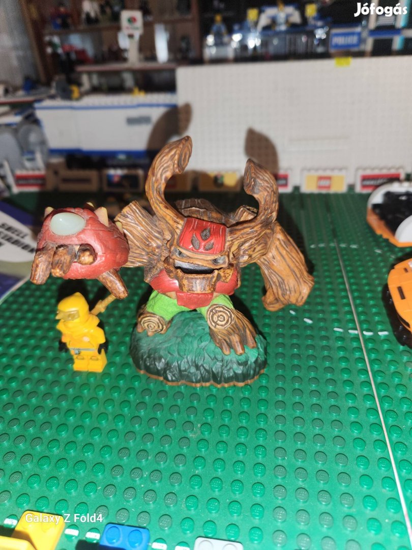 Skylanders figura piros mancsjeles 700 forint 