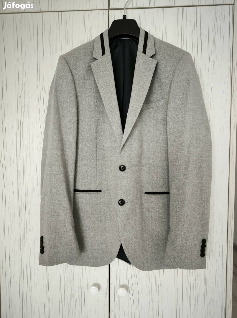 Slim fit férfi öltöny