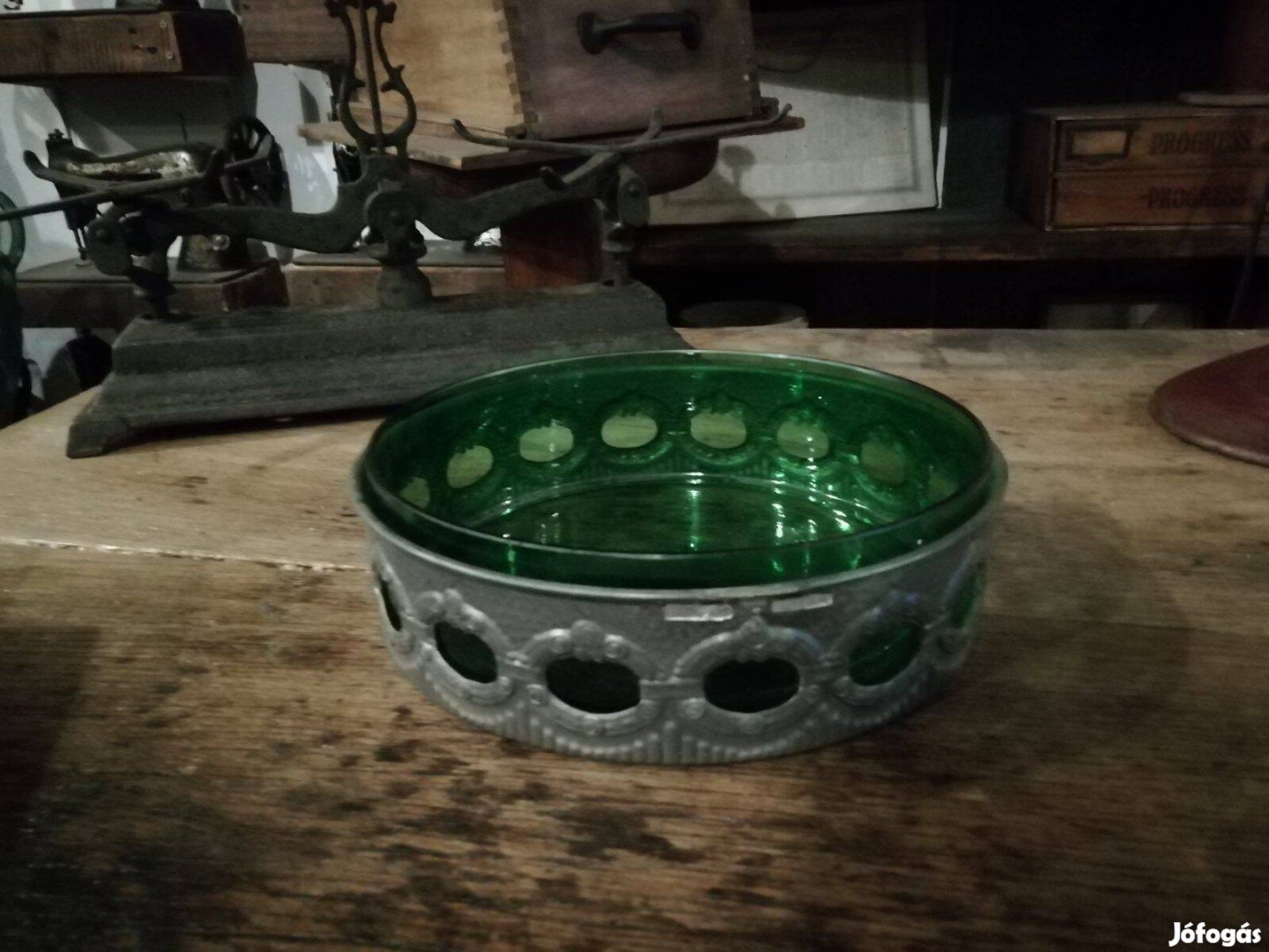 Smaragdzöld fújt üveg kínálótál, domborított fém keretben