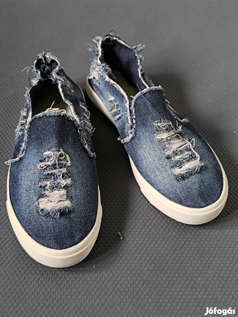 Sneaker, szaggatott farmer