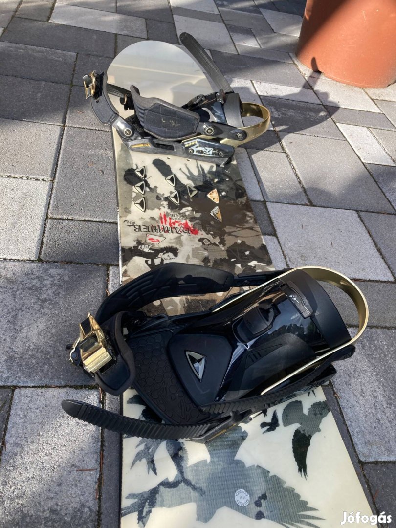 Snowboard 155cm kötéssel, zsákkal