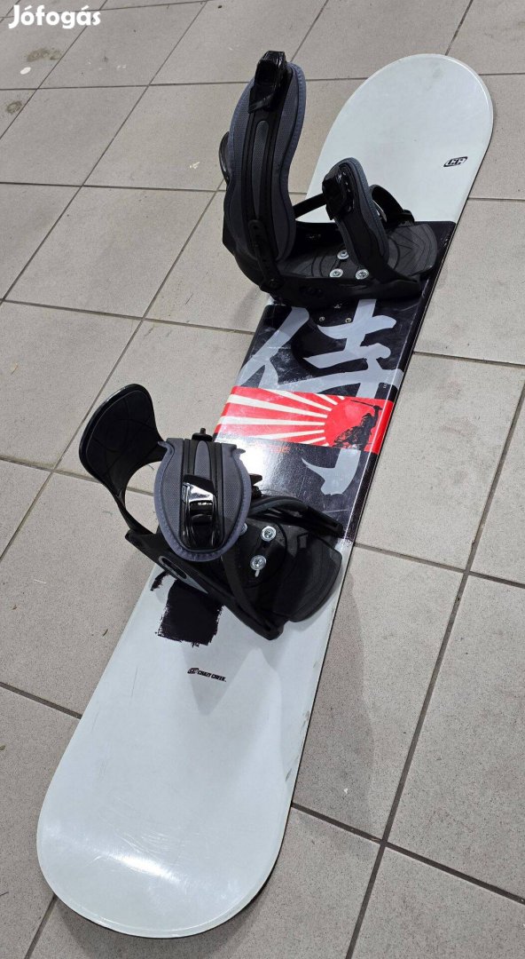 Snowboard deszka kötéssel és bakanccsal
