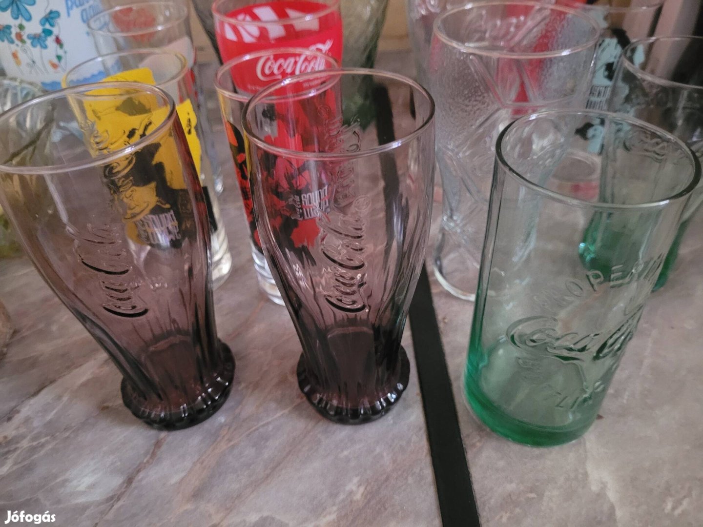 Sok féle coca cola poharak és tárgyak relikviák