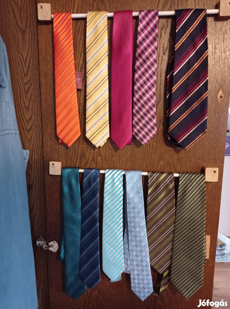 Sok különböző színű nyakkendő