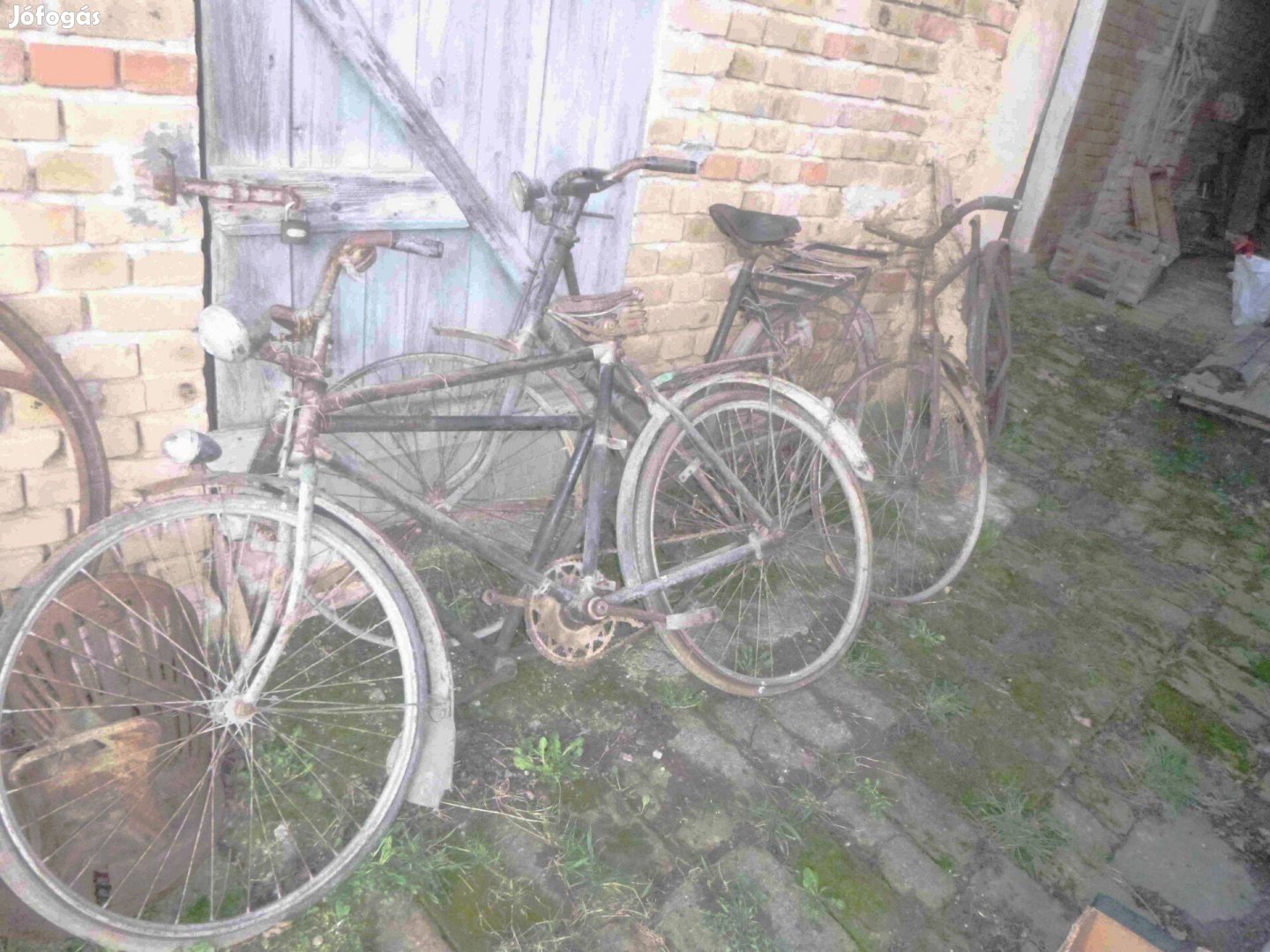 Sok régi bicikli, kerékpár, alkatrész