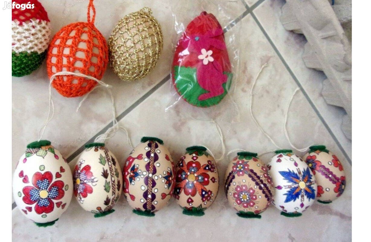 Sokféle húsvéti tojás valódi fújt tojás festett tojás