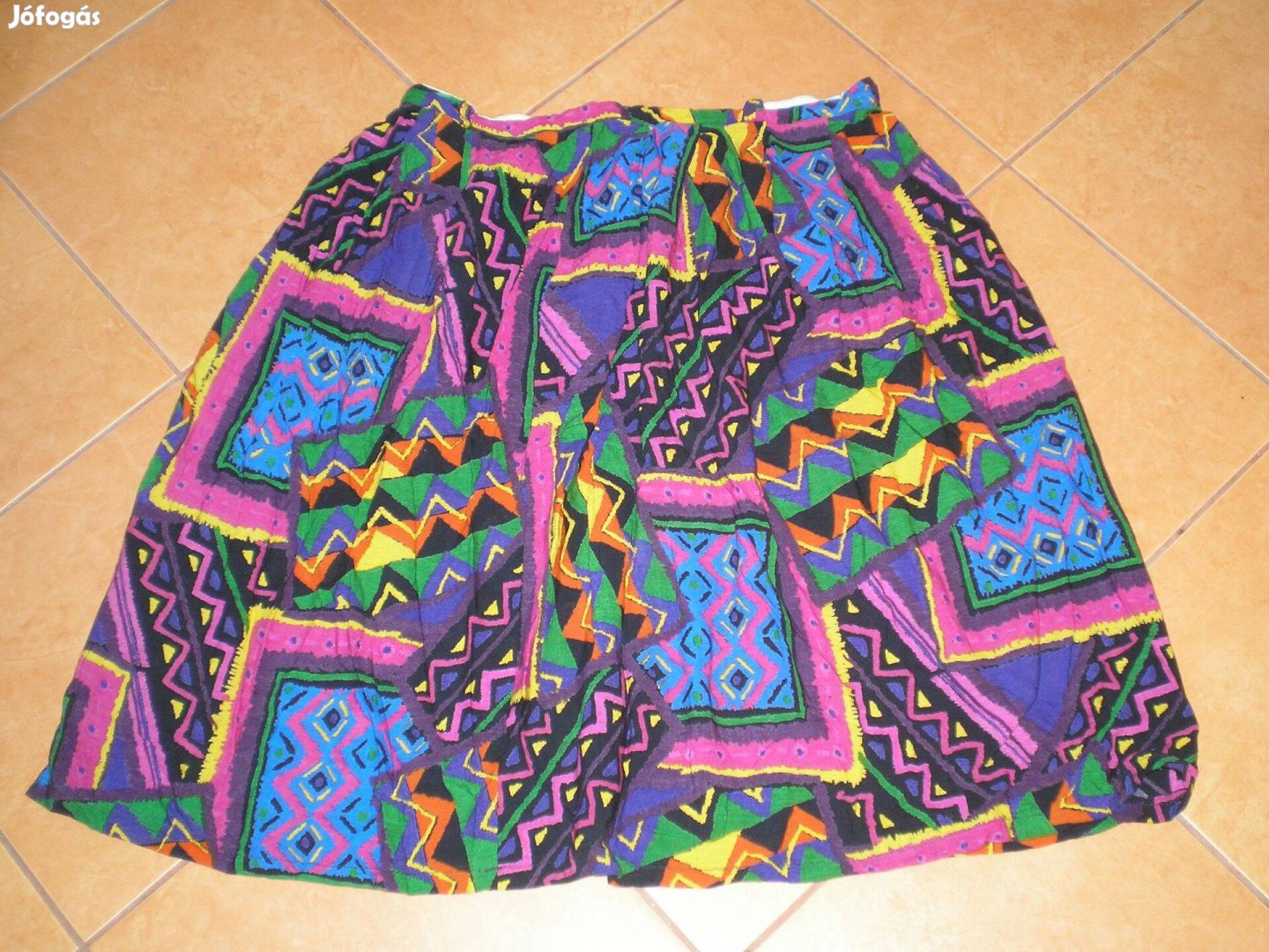 Sokféle színű női szoknya nagyjából M-es M újszerű