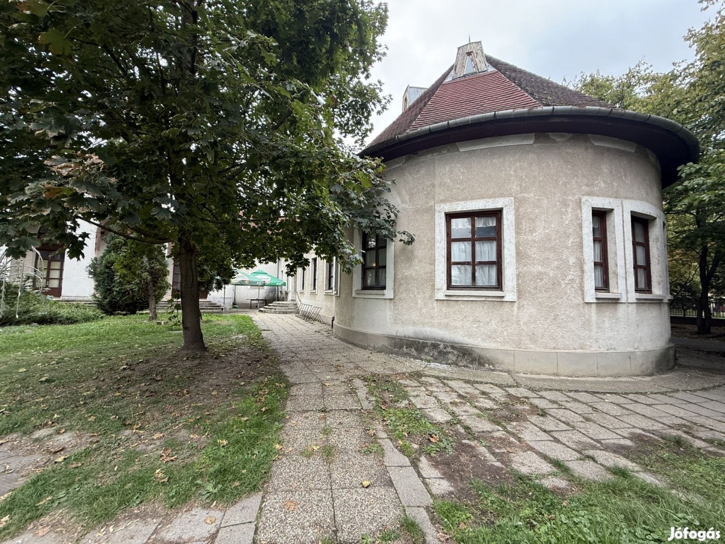 Sokoldalú ingatlan eladó Almásfüzítő központjában étterem,