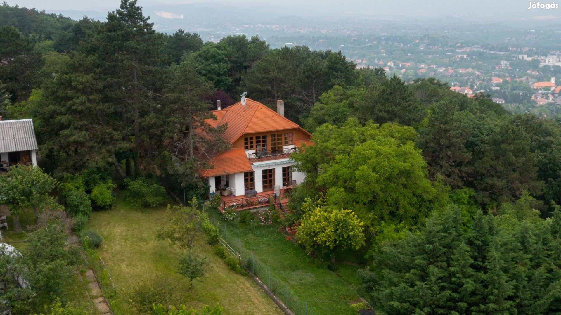 Solymáron az erdő közvetlen szomszédságában nyugodt, csendes, zsákutcá