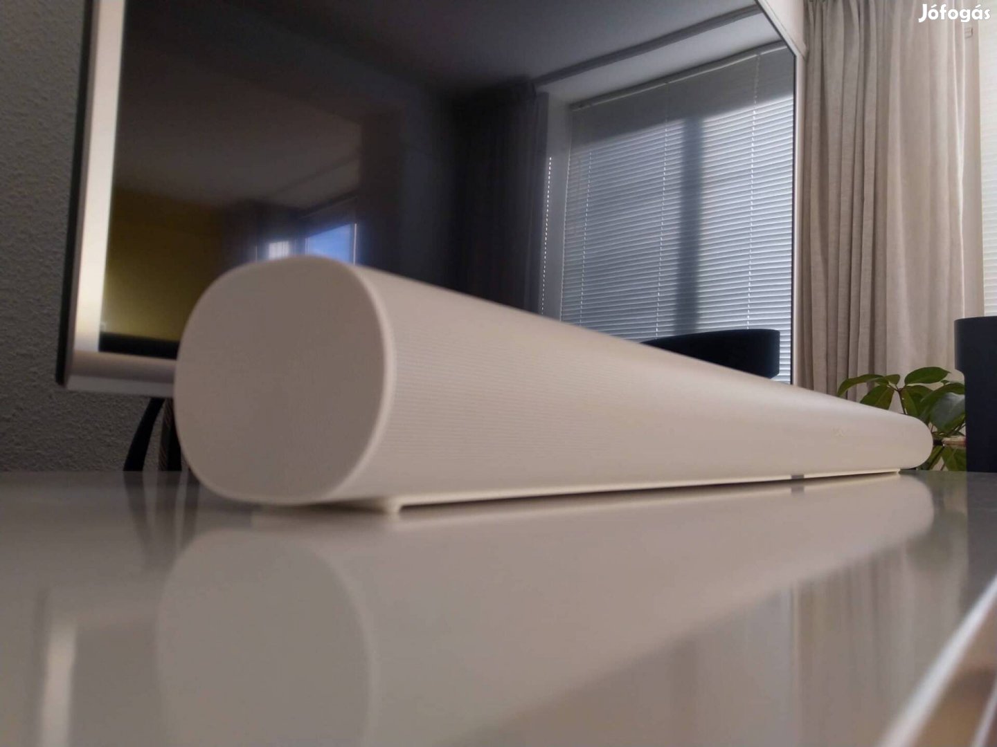 Sonos Arc fehér színben dobozában 