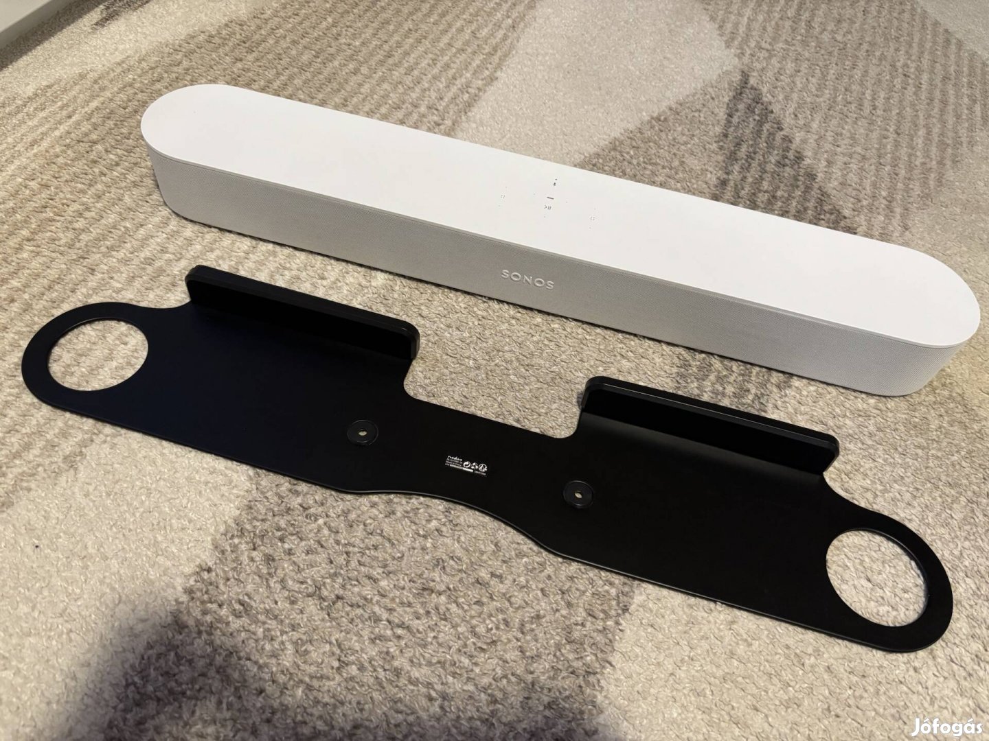 Sonos Beam fali konzollal