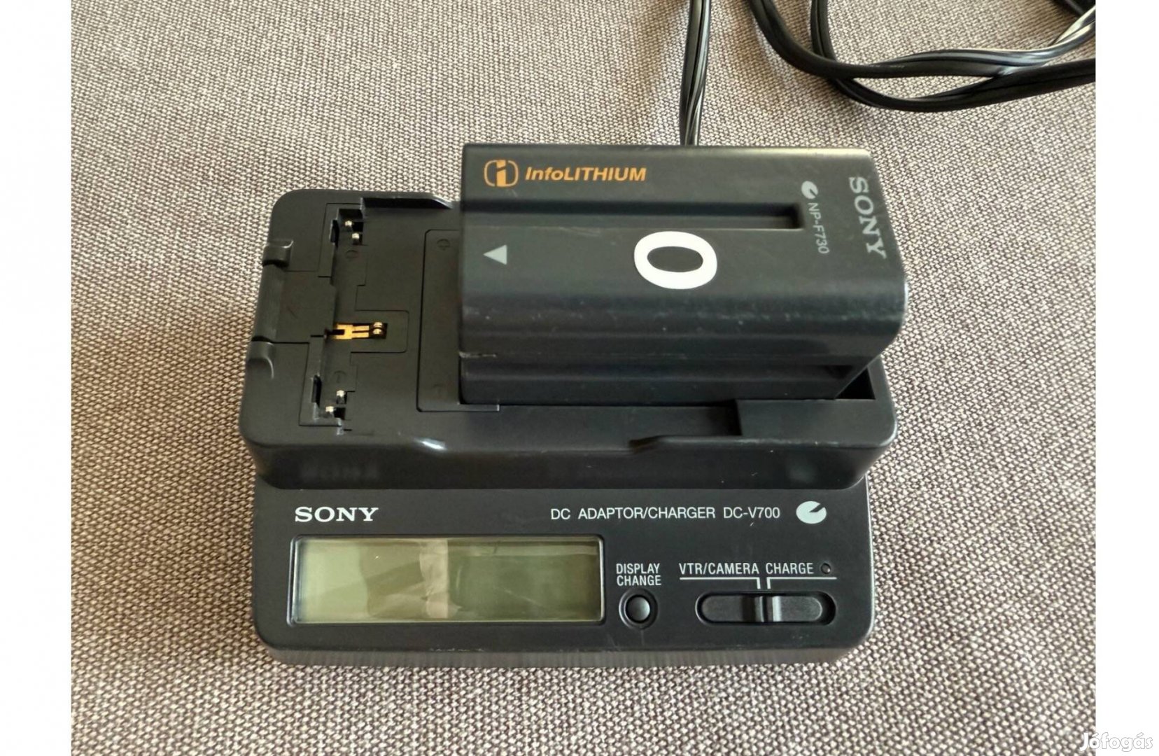 Sony DC-V700 akku töltő 12 V / adapter + Sony NP-F730 akkumulátor