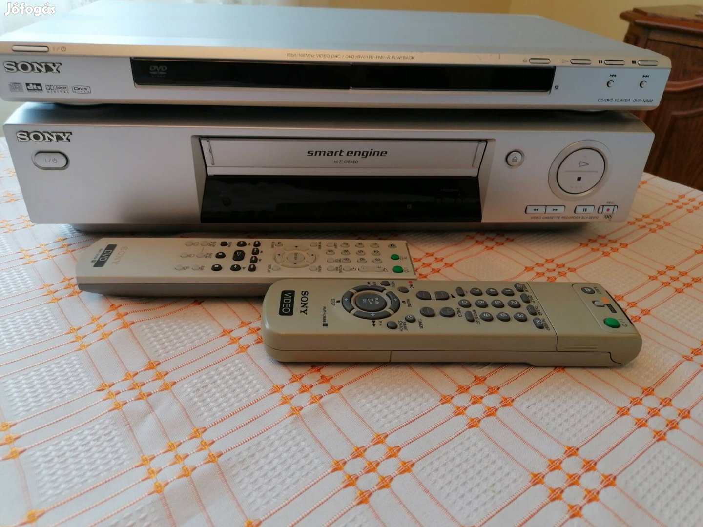 Sony DVD lejátszó és VHS szalagos felvevő, lejátszó