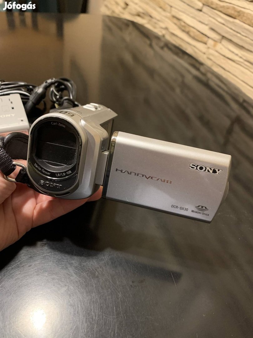 Sony Handycam DCR-SX 30 videokamera tartozékokkal együtt 