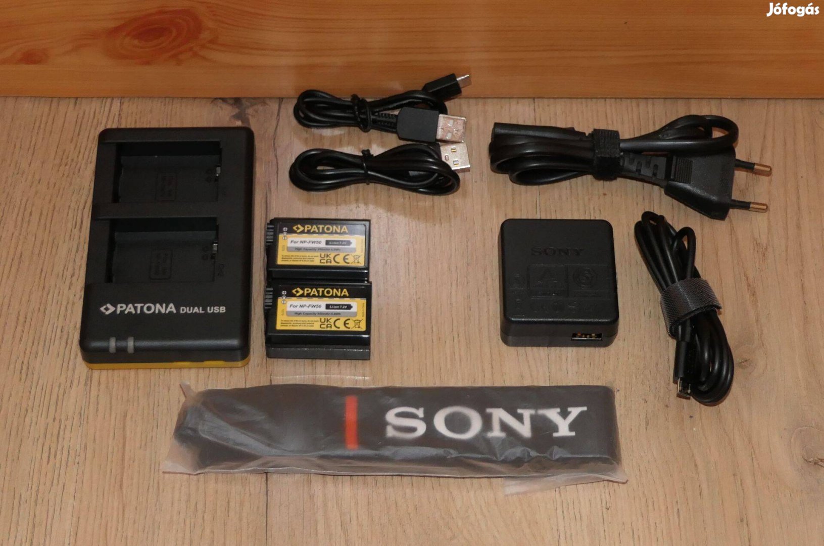 Sony RX-10 gyári töltő, nyakpánt, Patona töltő és akkumulátorok