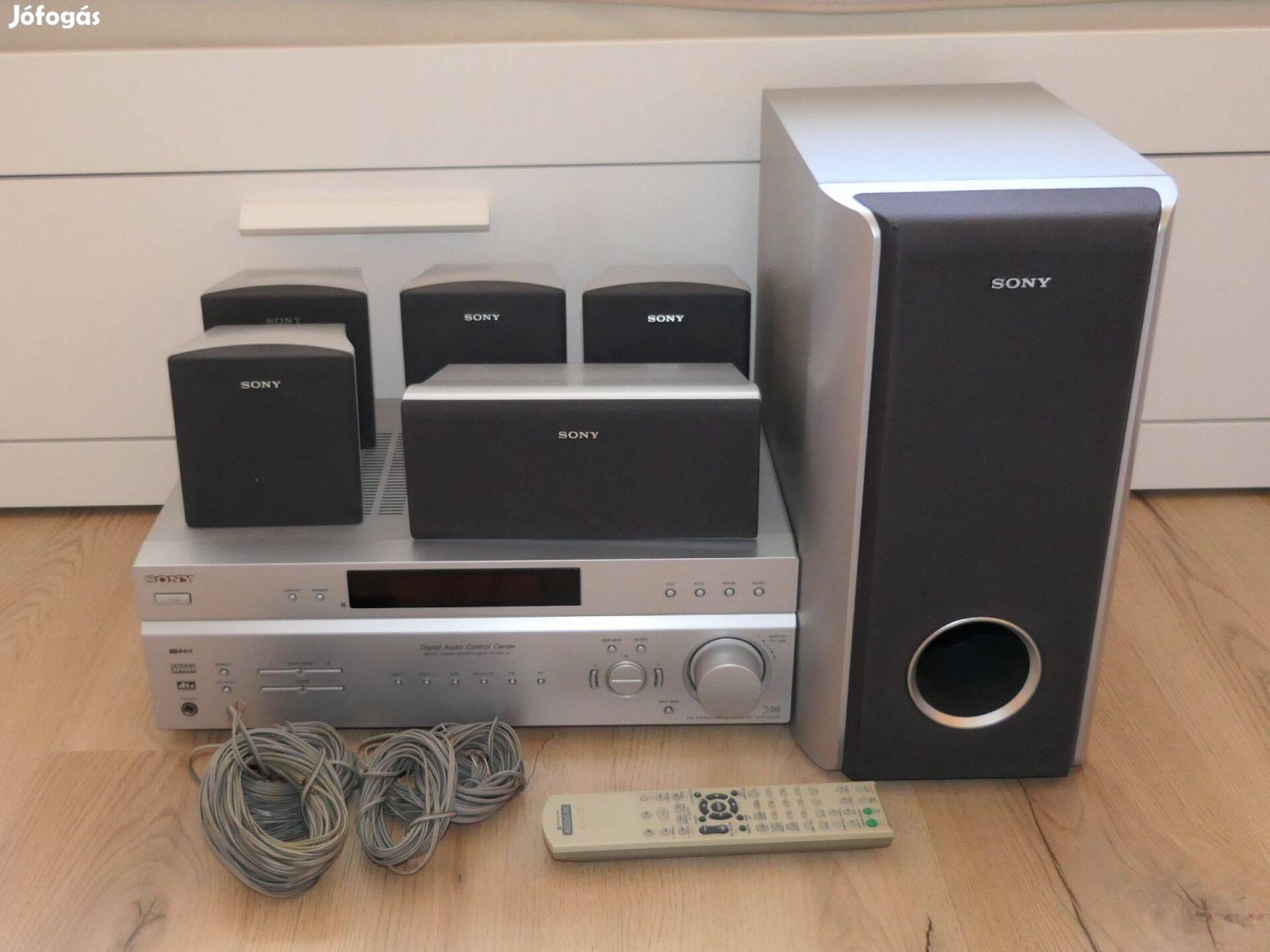 Sony STR-K670 5.1 házimozi hangfalaival, távirányítója, kábelei