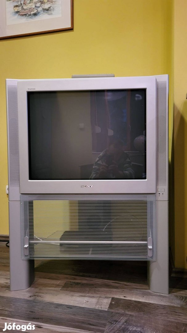 Sony Trinitron televízió, saját állvánnyal