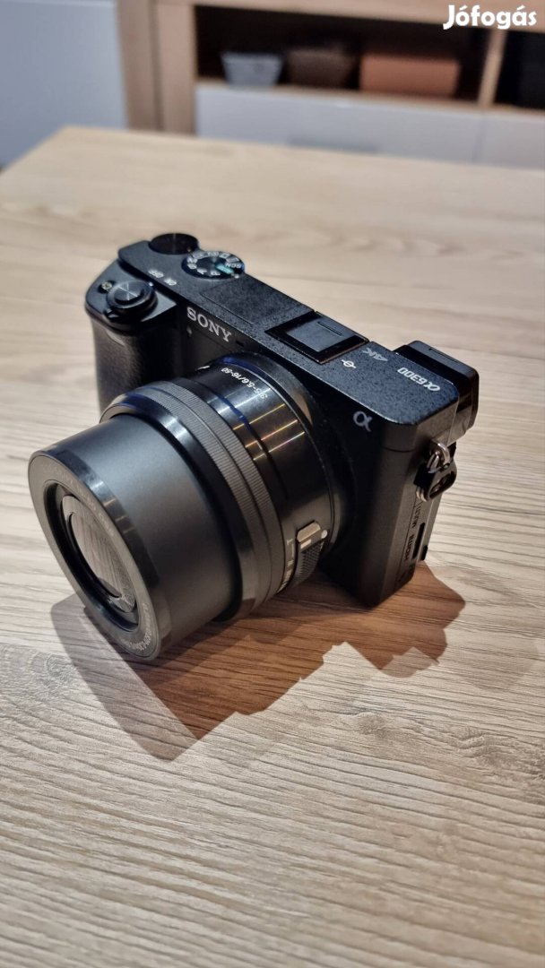 Sony a6300 MILC fényképezőgép tartozékokkal 