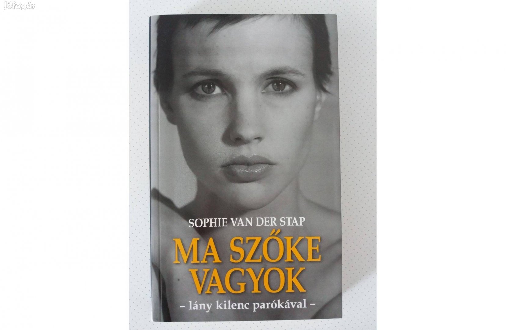 Sophie van der Stap: Ma szőke vagyok (lány kilenc parókával)