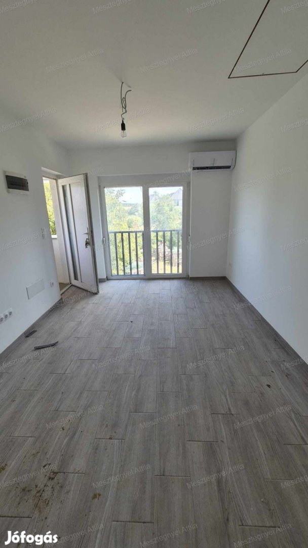 Sopron aranyhegyen eladó újépítésű 1+1 szobás lakás, 100 m2 kerttel,