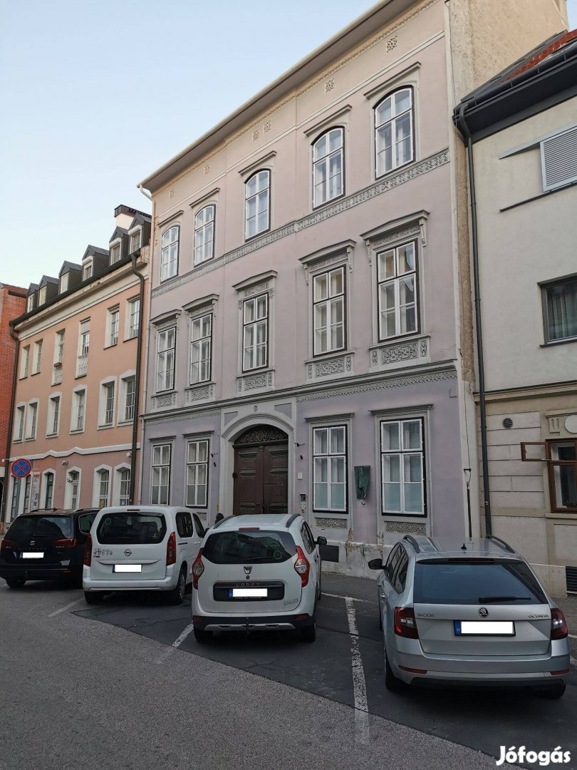 Sopron belvárosában, jó elrendezésű, kétszobás lakás eladó!