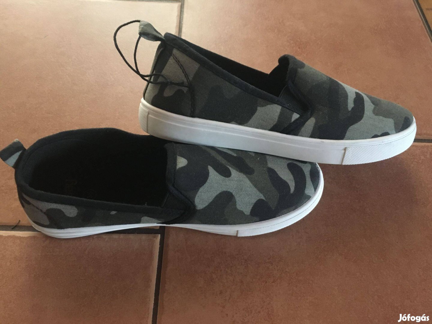 Sosem hordott csupán lecímkézett tornacipő! 33-as