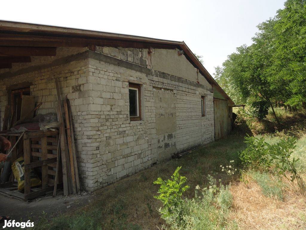 Sóstó közelében felújítás alatt álló ház eladó