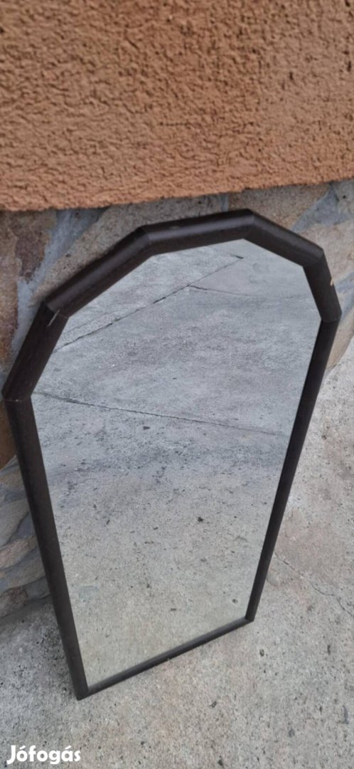 Sötét barna fakeretes tükör, kisebb hibákkal eladó.