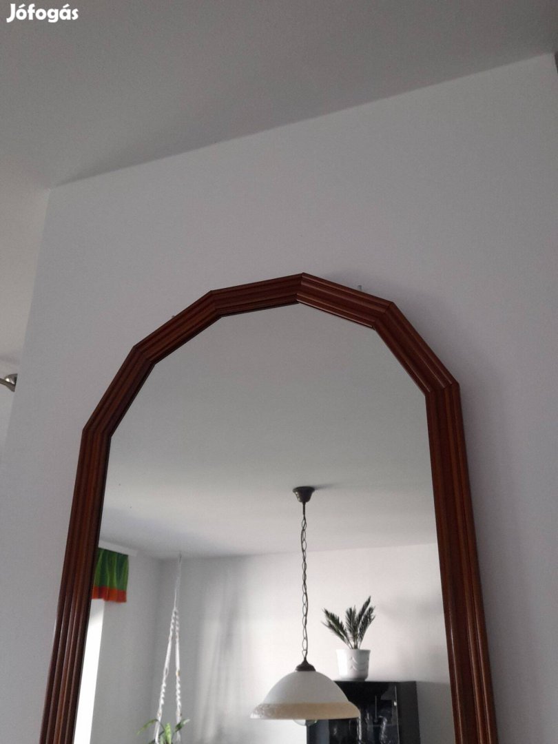 Sötétbarna, fa keretes tükör