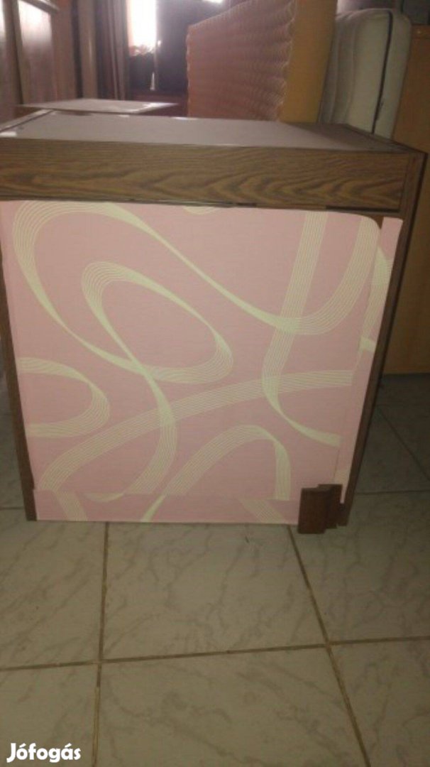 Sötétbarna kis szekrény 60x66cm