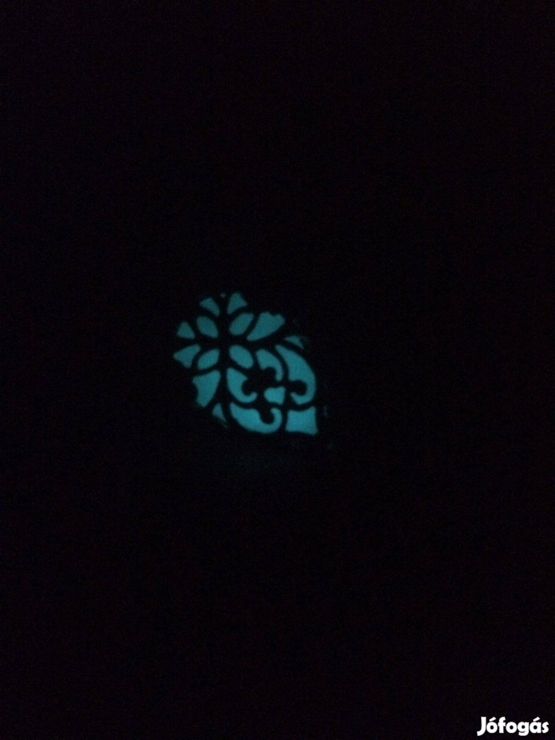 Sötétben világító fluoreszkáló medál