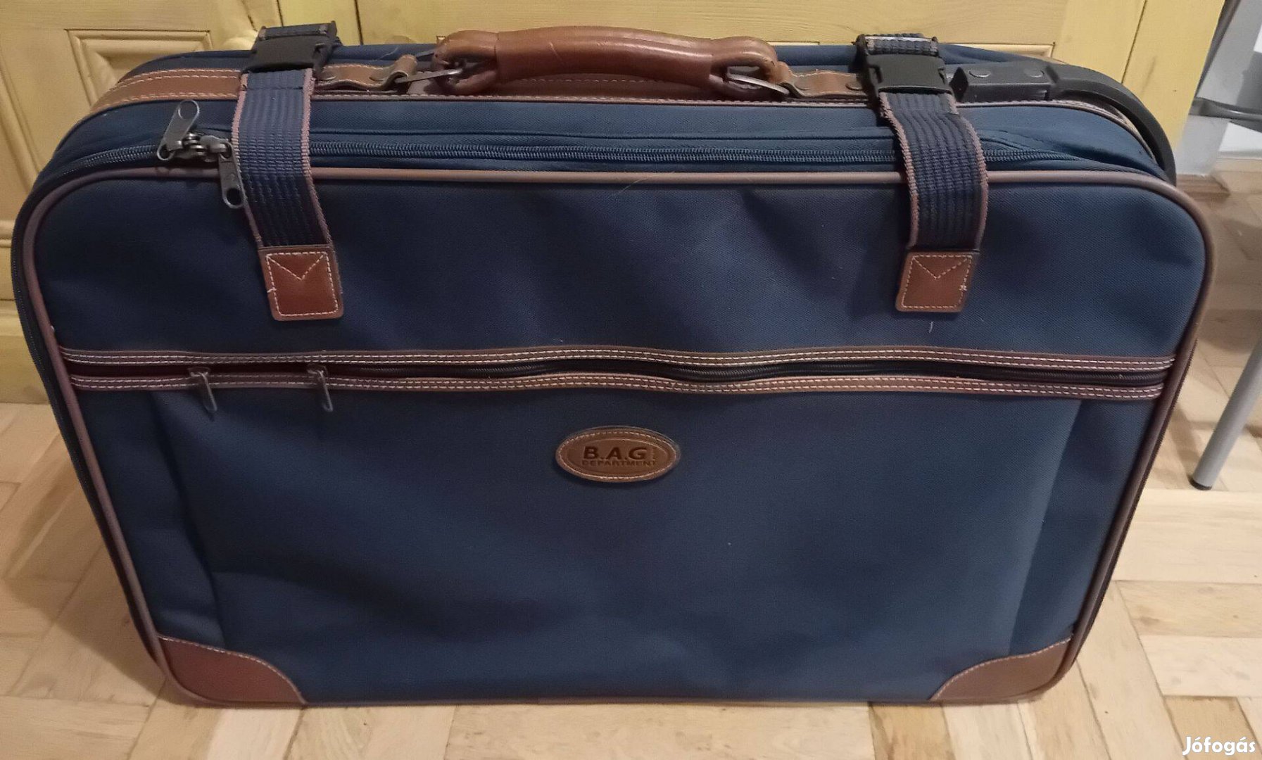 Sötétkék-barna gurulós bőrőnd, 2 keréken gurul, fogóval