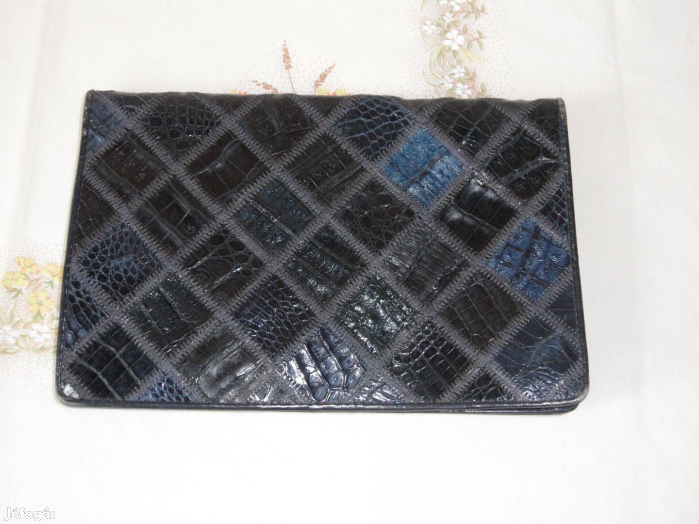 Sötétkék bőr boríték táska