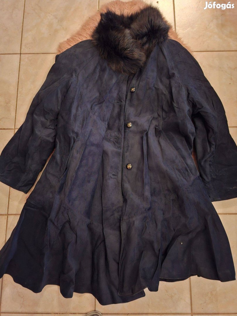 Sötétkék fordított bőr kabát, valódi szőrme gallérral LXL