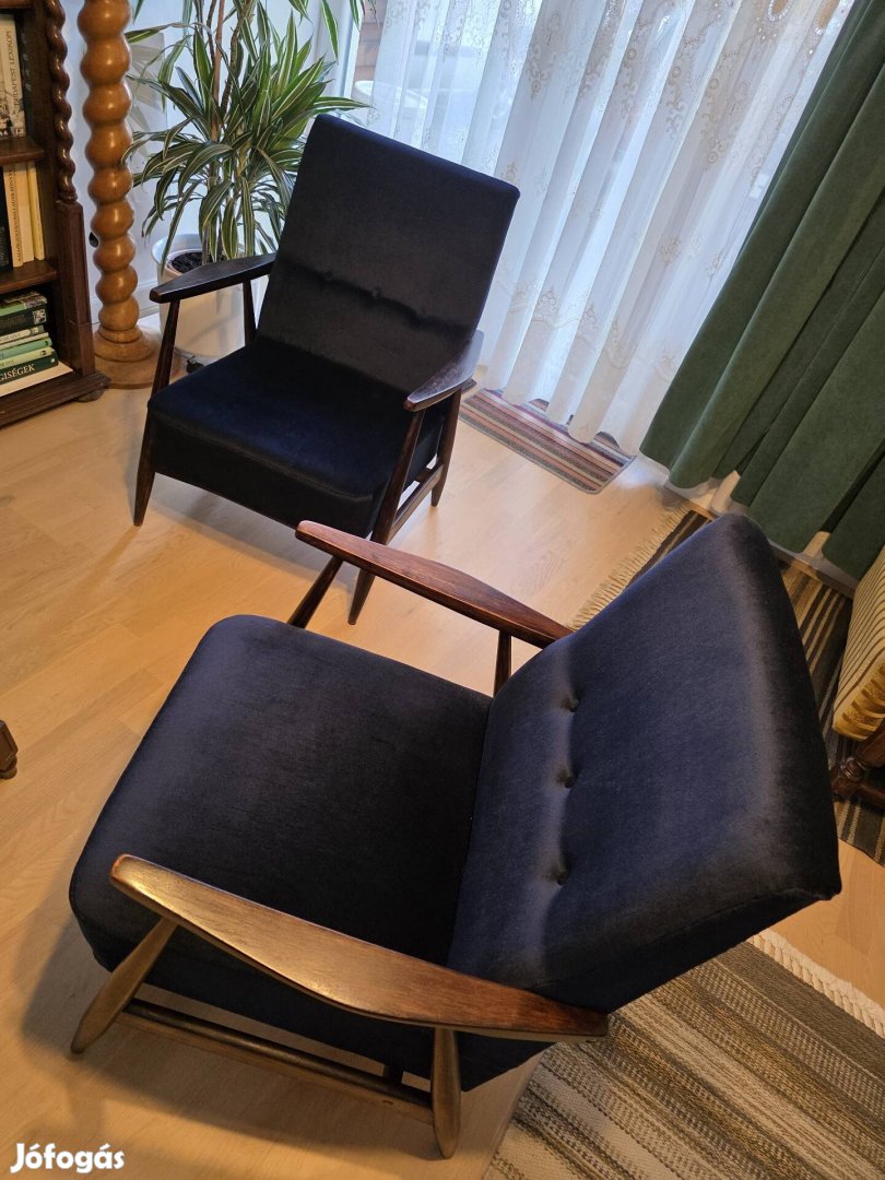 Sötétkék karosszékek