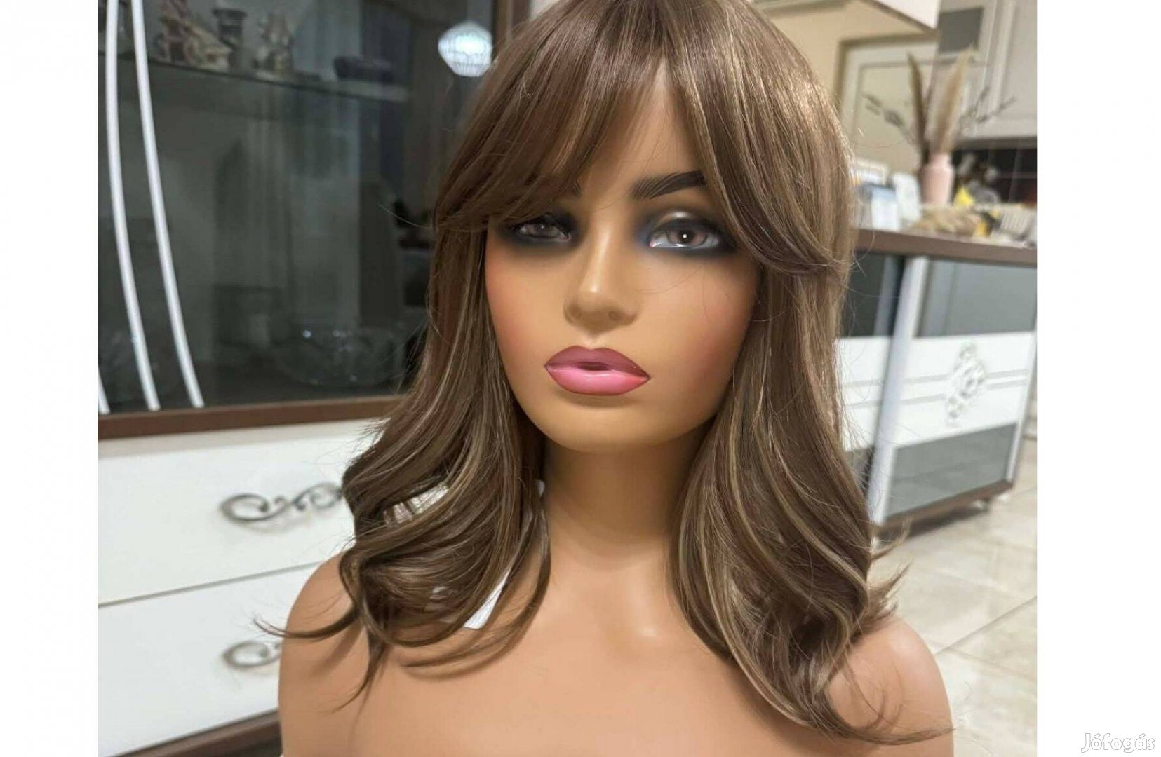 Sötétszőke hamvasbarna középhosszú kemoterápiás paróka eladó