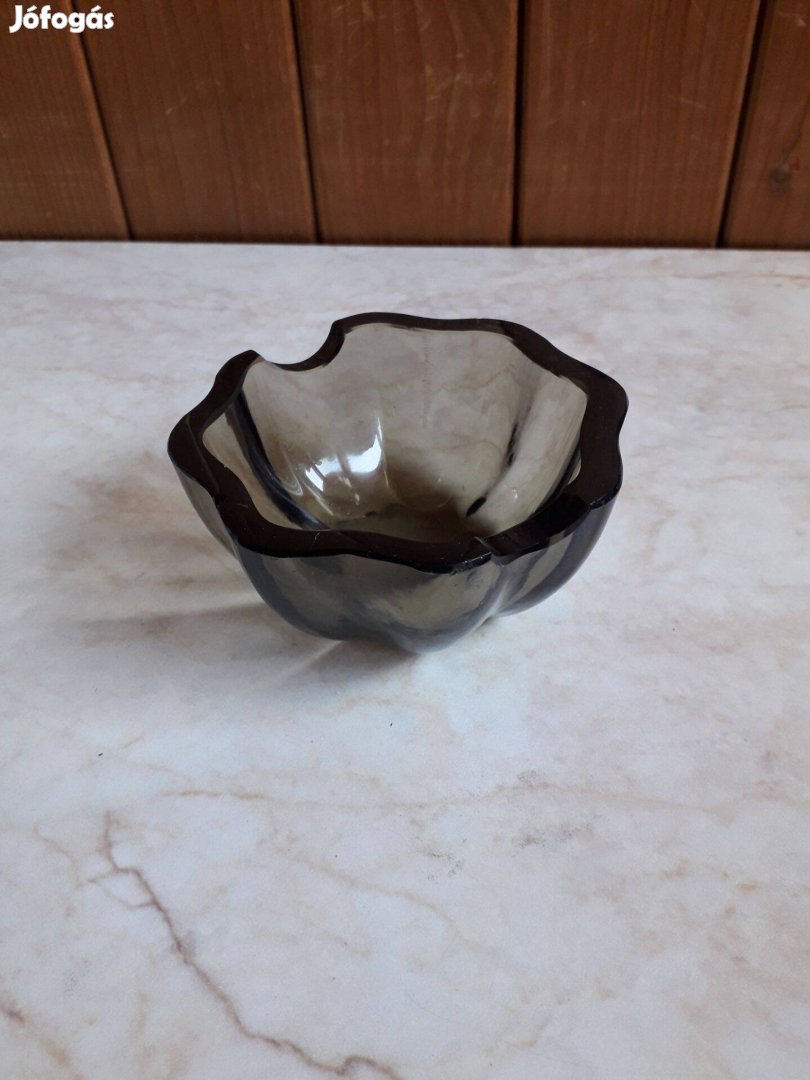 Sötétszürke üveg hamutartó