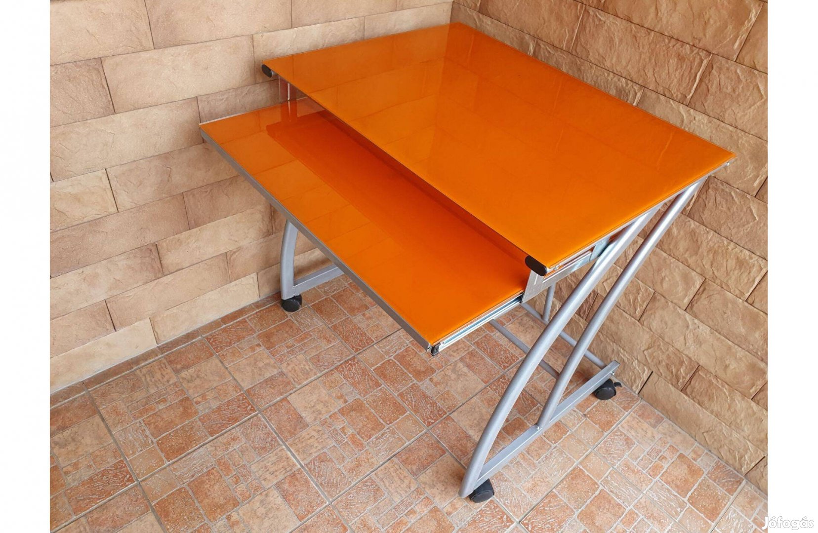 Spirit Design íróasztal acél váz narancs üveg lap billentyűzet tartó
