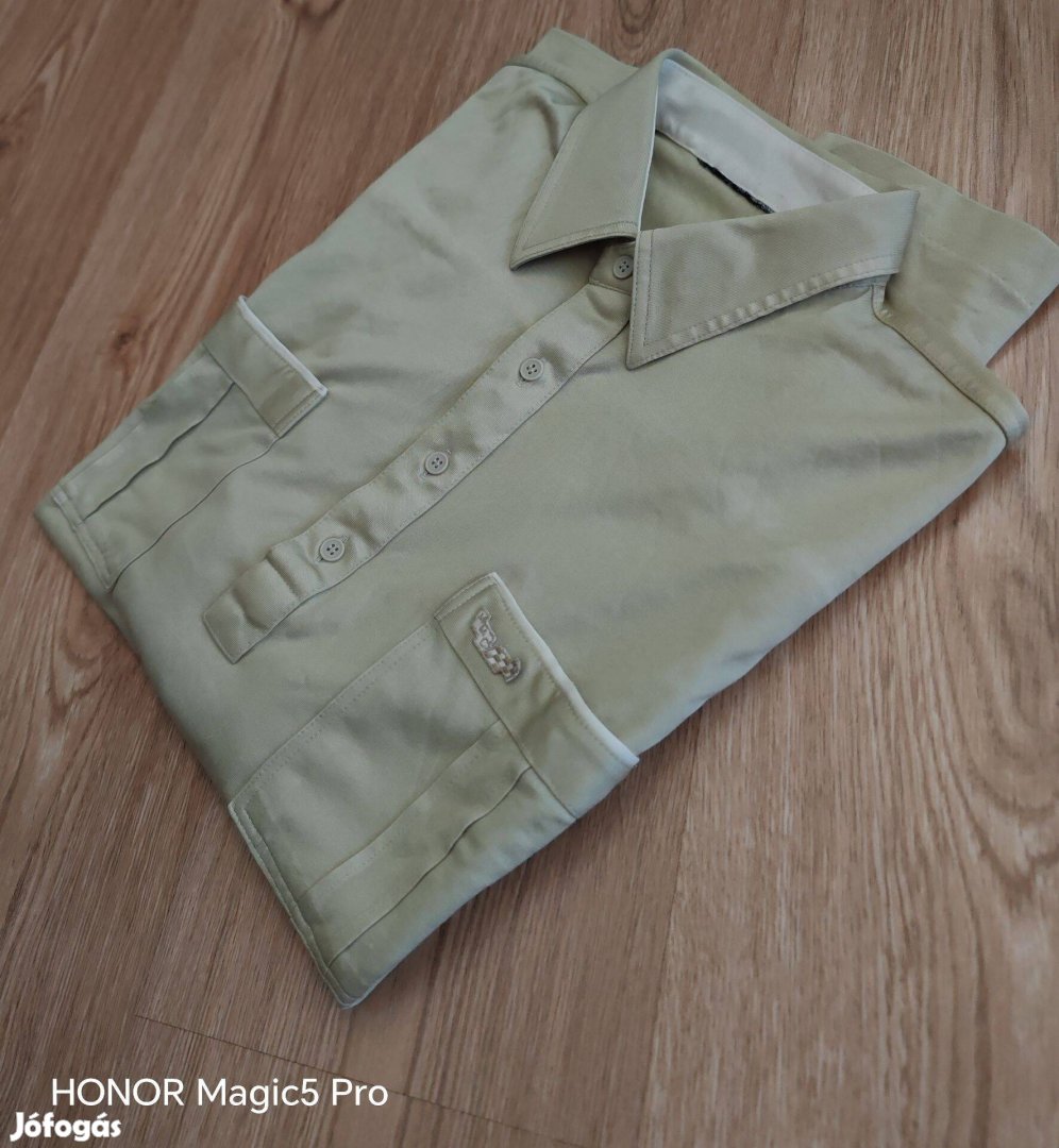 Sportos vilbézs férfi pólóing enyhén fényes anyaggal