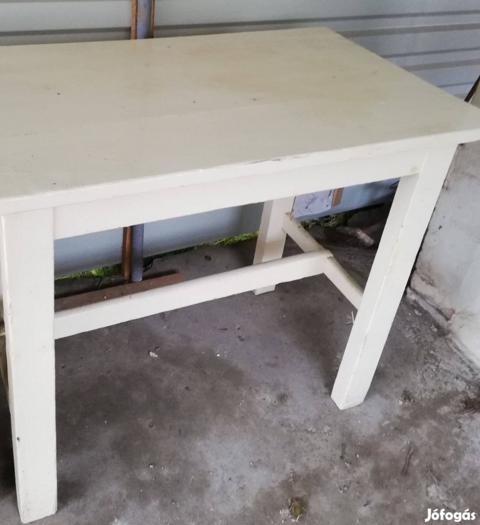 Stabil felépítésű asztal,