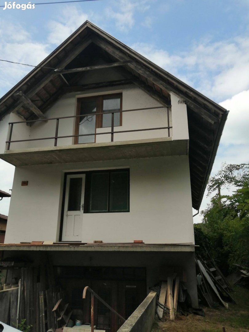 Statikailag kiváló állapotú balatoni ház nyugodt környéken eladó